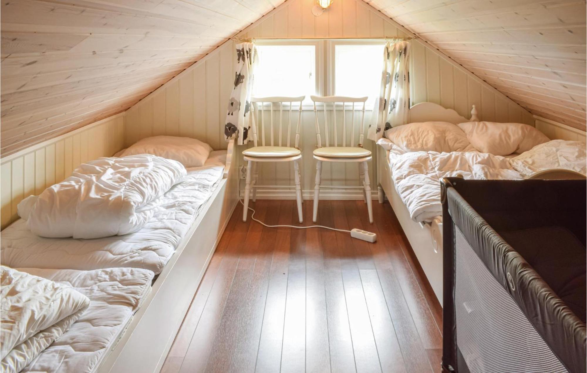 Gorgeous Home In Bekkjarvik With Wifi Екстериор снимка