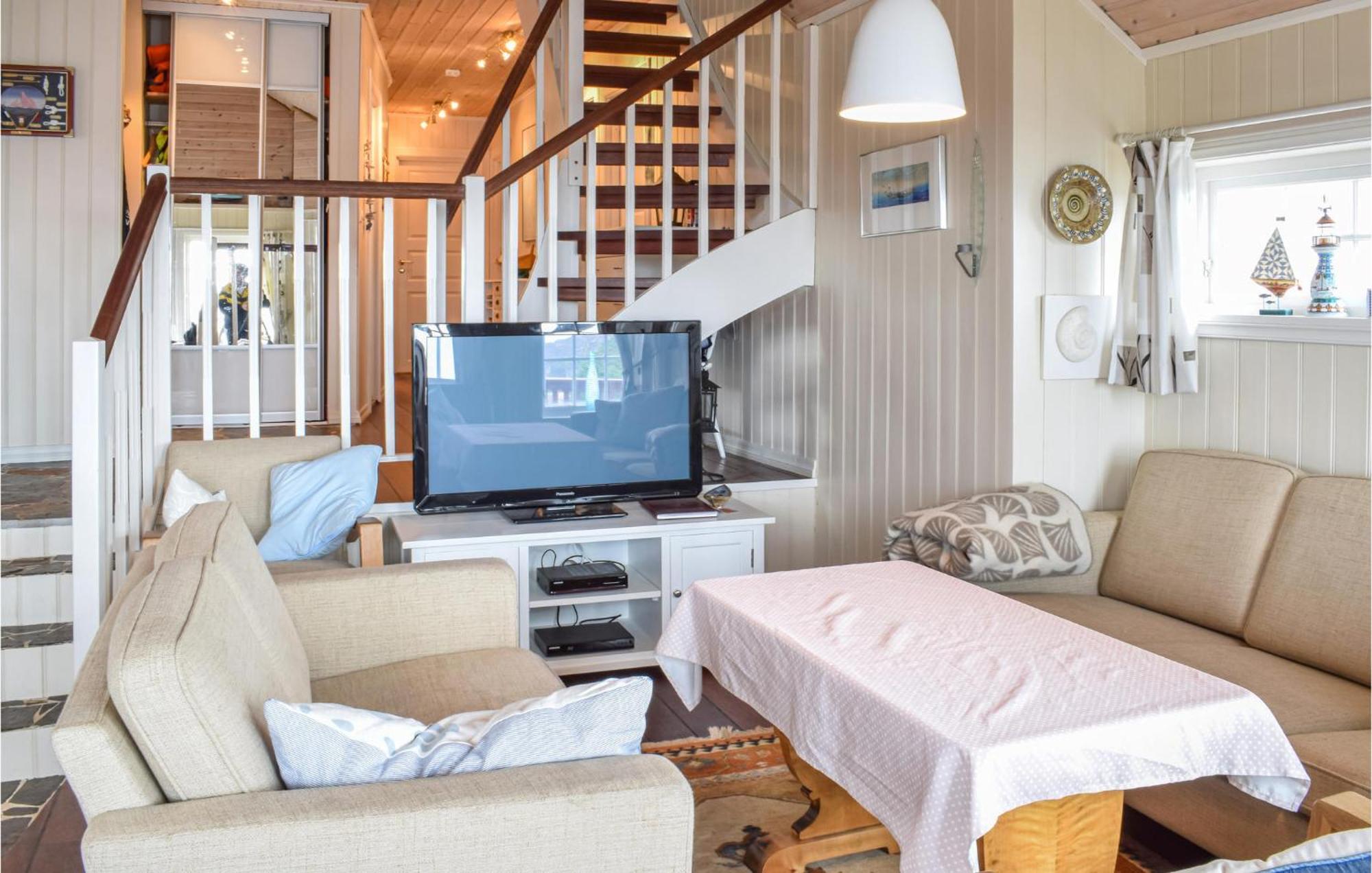 Gorgeous Home In Bekkjarvik With Wifi Екстериор снимка